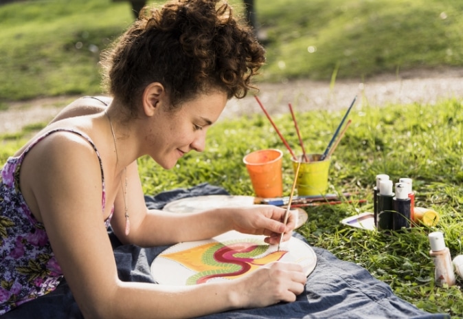 Femme en train de peindre